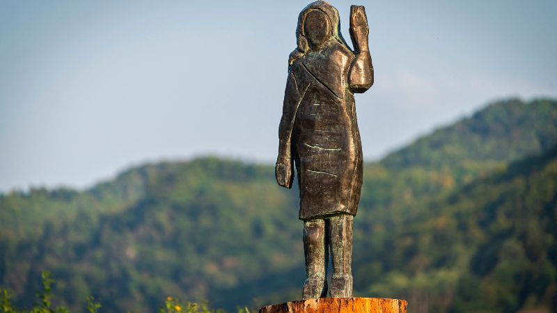 La policía eslovena está investigando la desaparición de una estatua de bronce de la primera dama de los Estados Unidos, Melania Trump, que fue robada cerca de su ciudad natal eslovena, dijeron el 15 de mayo de 2025. La estatua de tamaño natural de ella por el artista conceptual estadounidense Brad Downey fue develada cerca de su ciudad natal de Sevnica en 2020, elevándose sobre un tocón de árbol sobre un campo, después de que una estatua anterior, hecha de madera, fuera quemada por pirómanos desconocidos. Pero ahora ha desaparecido, cortada por encima de los tobillos, según el artista y la policía.