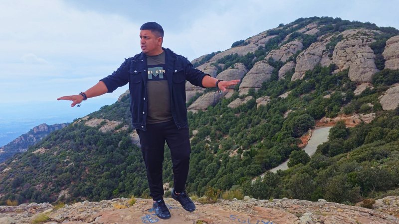 Memo López está promocionando su nuevo sencillo "Manos de tijera".