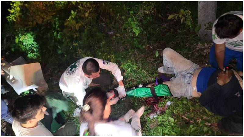 Según el reporte de los rescatistas, el motociclista impactó con una valla metálica. Foto / Cortesía Cruz Verde