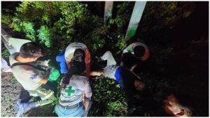 Momento en que la víctima es atendida por los socorristas. Foto / Cortesía Cruz Verde