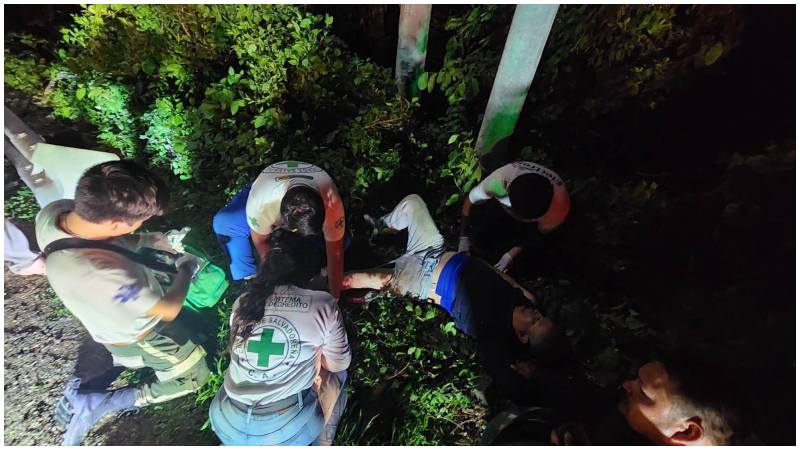 Momento en que la víctima es atendida por los socorristas. Foto / Cortesía Cruz Verde 