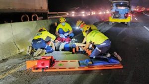 Momento en que una de las víctimas es atendida. Foto / Comandos de Salvamento
