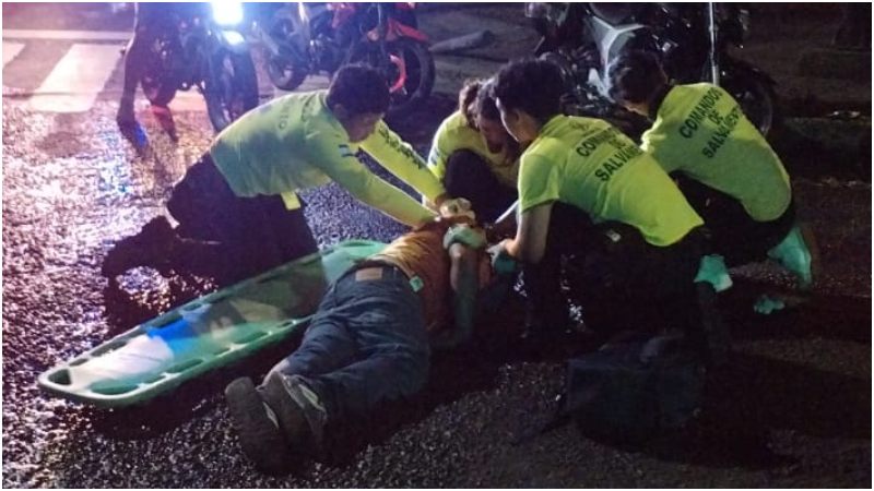El hombre se accidentó con su motocicleta. Foto / Cortesía Comandos de Salvamento