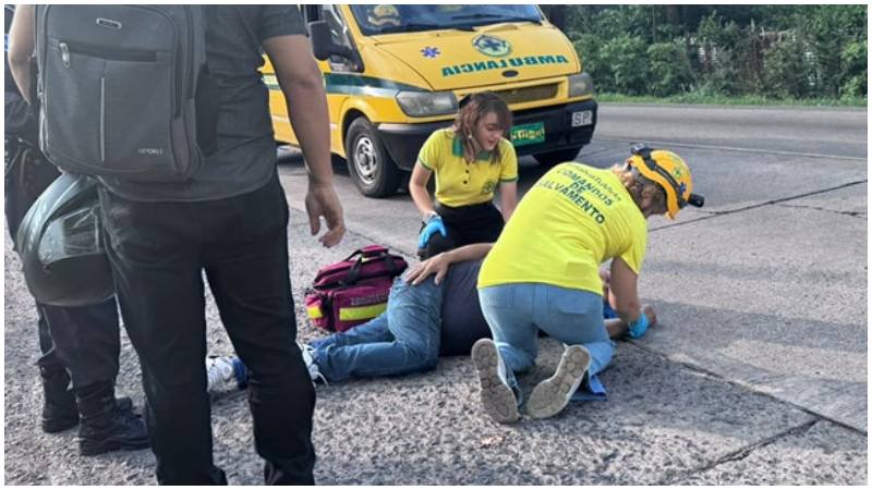Motociclista herido en la carretera Litoral. Foto / Cortesía Comandos de Salvamento