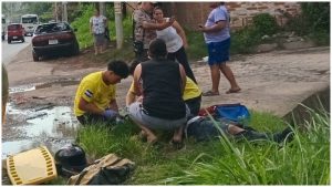 Momento en que víctima fue auxiliada por los rescatistas. Foto / Cortesía Comandos de Salvamento