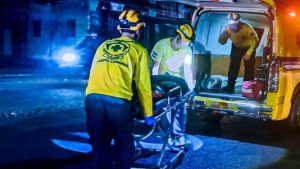 El motociclista fue trasladado hacia un hospital. Foto / Cortesía Comandos de Salvamento