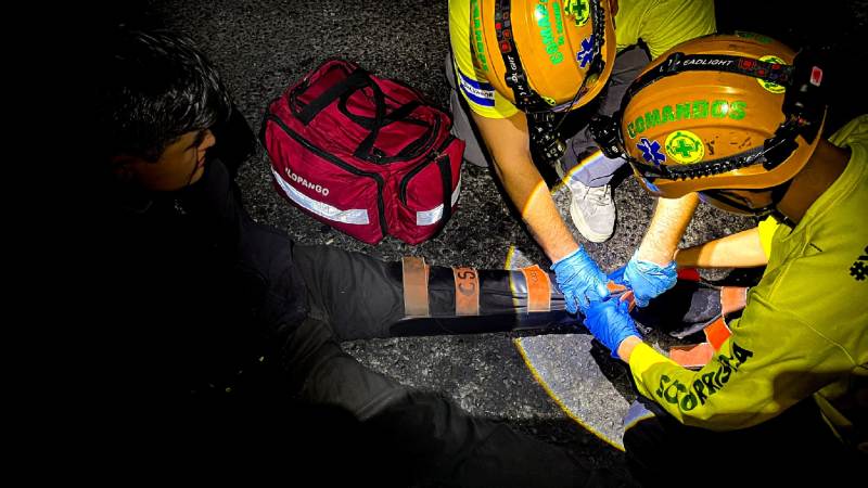 Momento en que socorristas atendieron al joven de 26 años. Foto / Cortesía Comandos de Salvamento