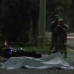 El cuerpo de la víctima quedó en un retorno en la carretera al Aeropuerto. Foto / Cortesía.