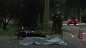 El cuerpo de la víctima quedó en un retorno en la carretera al Aeropuerto. Foto / Cortesía.