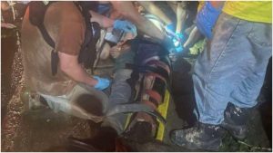 Momento en que el joven motociclista es atendido por los socorristas. Foto / Cortesía Comandos de Salvamento