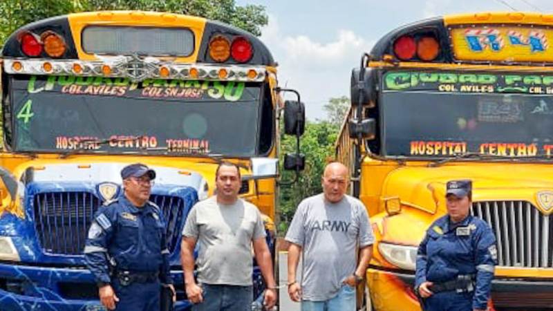 La Policía presentó a los dos motoristas involucrados. Foto / Cortesía PNC.