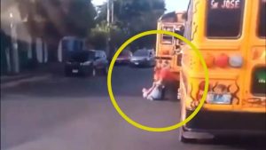 La pelea fue captada por otros automovilistas. Foto / Cortesía.