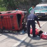 Cuatro heridos dejó el vuelco de la mototaxi. Foto / Cruz Verde