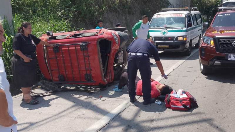 Cuatro heridos dejó el vuelco de la mototaxi. Foto / Cruz Verde