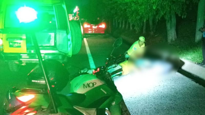 La persona fue encontrada a la orilla de la carretera, pero ay estaba fallecida. Foto EDH / Cortesía Comandos de Salvamento.