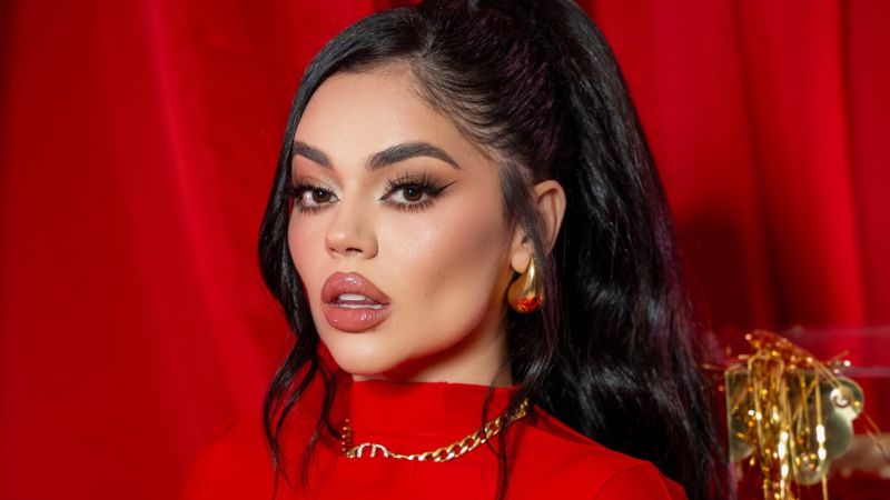 Natalia Segura Mena, natural de Cali, se ha destacado por su carisma, humor y capacidad para atraer a millones de seguidores en plataformas como Instagram, TikTok y YouTube.