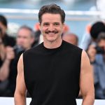 Pedro Pascal reconoció no estar lo "suficientemente informado" para opinar sobre el tema, sí recordó que él es inmigrante y sus padres, refugiados de Chile que huyeron de la dictadura.