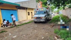 A un costado estaba el cuerpo sin vida. EDH / Cortesía Cruz Verde Salvadoreña.