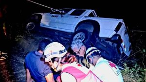 Momento en que la víctima es atendida por los socorristas. Foto / Cruz Roja