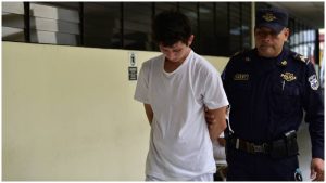 El acusado siendo llevado a la audiencia en los juzgados. Foto / Miguel Lemus