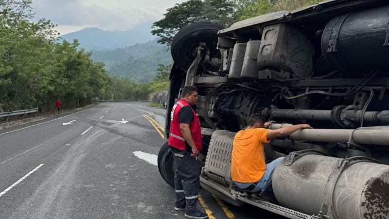 Socorristas revisaron el vehículo pesado. Foto / Cortesía Cruz Roja