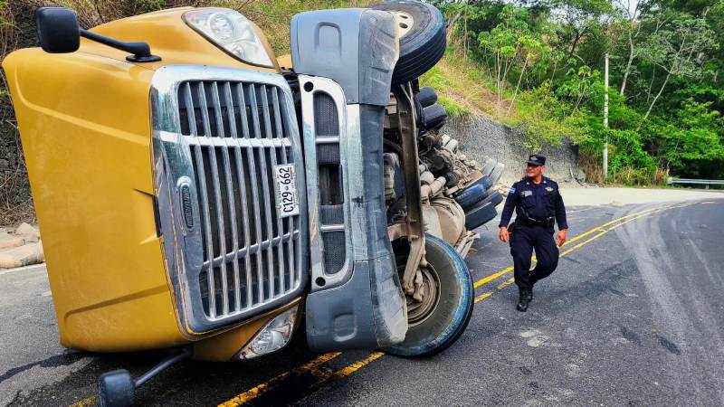 Agentes de tránsito cerraron un carril mientras retiraban los escombros. Foto / Cortesía PNC