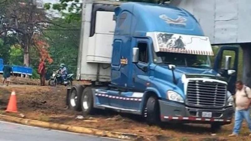 Conductor de rastra se accidentó en el redondel El Deliro de San Miguel. / 