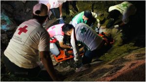 Momento en que la víctima es sacada del tragante. Foto / Cortesía Cruz Roja