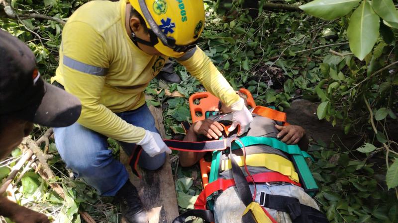 Raúl Alonso Pachaca fue auxiliado y trasladado hacia un hospital. Foto EDH / Cortesía Comandos de Salvamento.