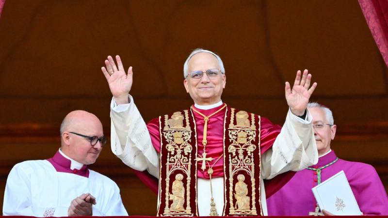 El recién elegido Papa León XIV, Robert Francis Prevost, llega al balcón central de la Basílica de San Pedro por primera vez, tras la clausura del cónclave de los cardenales en el Vaticano el 8 de mayo de 2025. 
Foto EDH / AFP