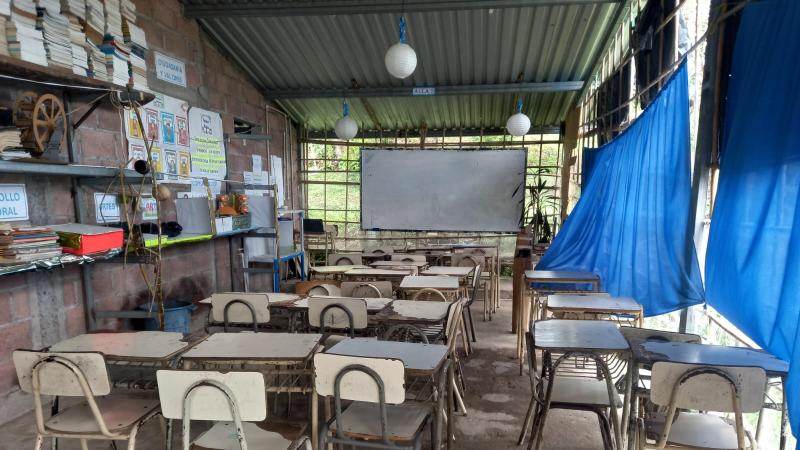 Aula habilitada en la vivienda utilizada como escuela, del C.E cantón Corralito, caserío San Francisco. / 