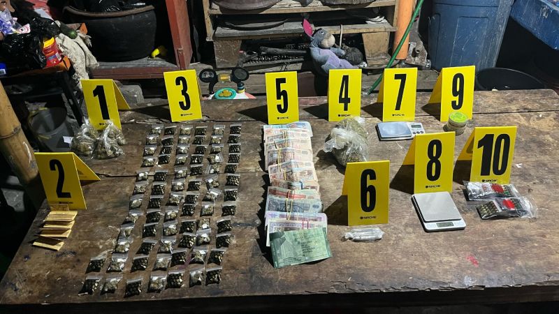 Droga y dinero incautado tras operativo que dejó a un salvadoreño detenido. Foto / Cortesía PNC Guatemala