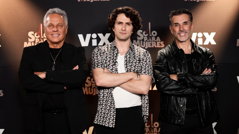 Los actores mexicanos Alexis Ayala (i), Darío Yazbek (c) y Sergio Mayer (d), posan durante una entrevista con EFE.