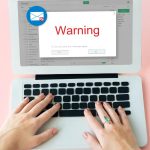 Spam suele ser molesto pero inofensivo, mientras que el phishing utiliza técnicas de engaño para robar datos sensibles.