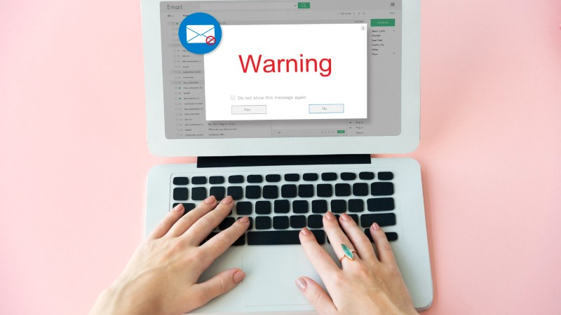 Spam suele ser molesto pero inofensivo, mientras que el phishing utiliza técnicas de engaño para robar datos sensibles.
 / 