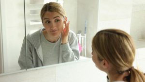 Expertos explican consecuencias del trastorno dismórfico, la fobia hacia los defectos físicos, sean reales o imaginarios.