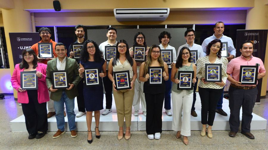 La UJMD reconoció a un grupo de profesionales graduados de diferentes facultades por su destacada trayectoria. Foto EDH/ Emerson del Cid
