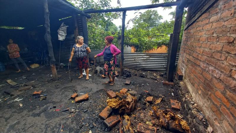 Cristina Guevara junto a su madre en medio de los escombros de lo que era su casa. / 