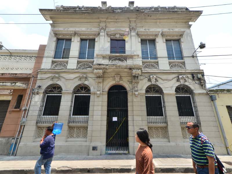 Desalojos de comercios formales del centro San Salvador