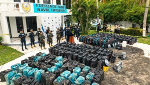 Policía, Ejército y Fiscalía en la presentación del decomiso. Foto: PNC