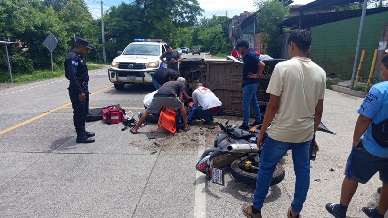 Socorristas y particulares asisten al joven lesionado. Foto: Cruz Roja Metapán