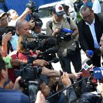 Familiares de venezolanos deportados piden verlos en prisión de El Salvador