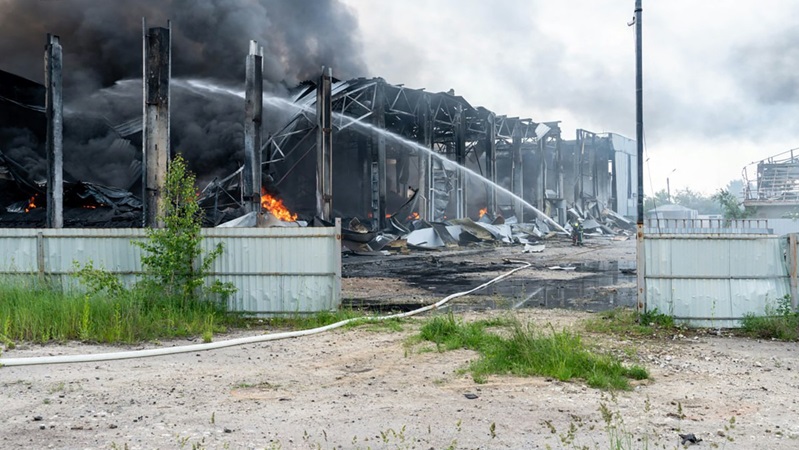 Esta fotografía, tomada y difundida por el Servicio de Emergencias de Ucrania el 6 de junio de 2025, muestra a un bombero extinguiendo un incendio en una planta industrial tras un ataque ruso en la región de Ternópil, en medio de la invasión rusa de Ucrania. Foto de SERVICIO DE EMERGENCIAS DE UCRANIA / AFP