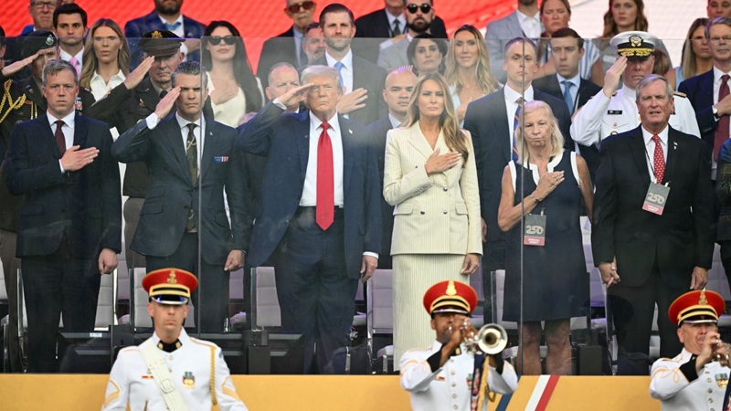 El presidente de Estados Unidos, Donald Trump (CL), saluda junto a la primera dama Melania Trump (CR) durante el Desfile del 250.º Aniversario del Ejército en Washington, D.C. Foto AFP