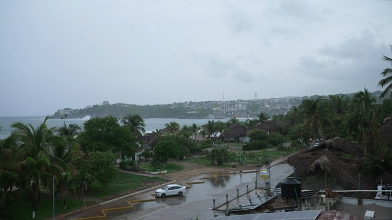 Esta captura de pantalla de un video de AFPTV muestra la popular ciudad turística de Puerto Escondido mientras el huracán Erick se acerca a la costa del Pacífico mexicano como una poderosa tormenta de categoría 3 en el estado de Oaxaca, México. Foto AFP