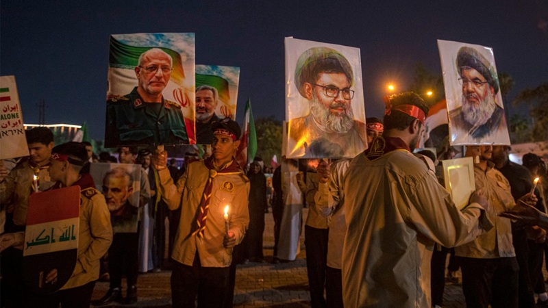 Miembros del movimiento scout permanecen durante una vigilia conmemorativa en memoria de los miembros del Cuerpo de la Guardia Revolucionaria Islámica (CGRI) y científicos caídos en los recientes ataques aéreos israelíes, frente a la sede de la embajada iraní en Bagdad el 28 de junio de 2025.. Foto AFP