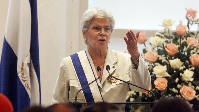 La ex presidenta (1990-1997) de Nicaragua Violeta Barrios de Chamorro, agradece la Orden Ruben Dario que le impusiera el presidente de Nicaragua Enrique Bolaños el 25 de abril del 2006 en la Casa Presidencial en Managua. Chamoro fue condecorada en el 16 aniversario de haber sido la primera mujer en la presidencia de Nicaragua, luego resultar electa al frente de una coalicion de partidos politicos para derrotar al gobernante Frente Sandinista de Liberacion Nacional (FSLN) en 1989. AFP PHOTO/Miguel ALVAREZ (Photo by MIGUEL ALVAREZ / AFP)