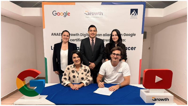 Pablo Bullrich, Country Manager de Growth Digital y representante oficial de Google Ads, firma la alianza con ANAES, acompañado por Ingrid Rodas, presidenta de ANAES, en un acto que consolida un compromiso conjunto por la formación en herramientas digitales para los anunciantes salvadoreños.