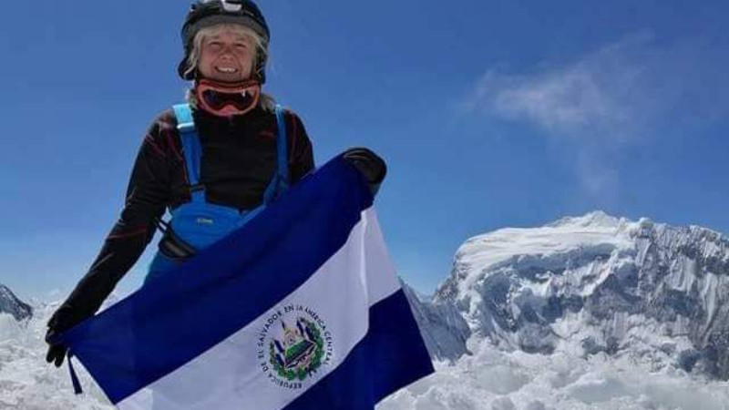 La montañista Alfa Karina Arrué, orgullosa con la bandera salvadoreña, en el reto de una cumbre anterior. Foto: Cortesía Alfa Karina Arrué
