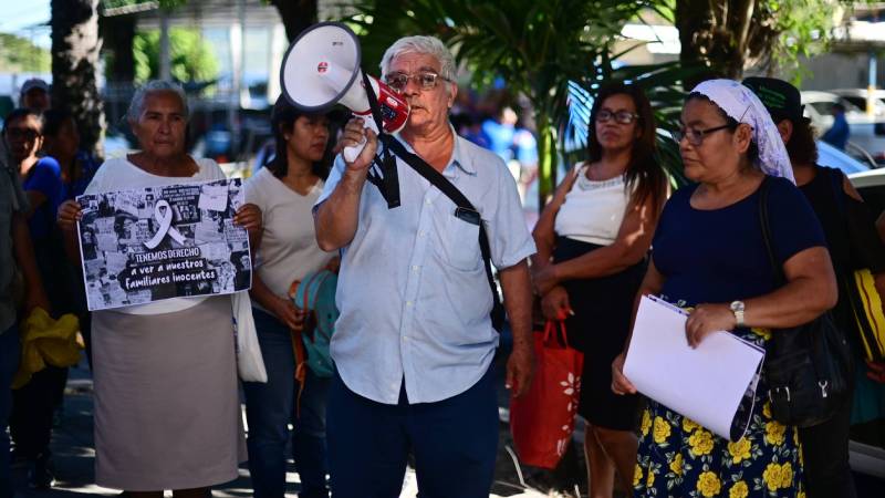 Alfredo Mejía, uno de los voceros de MOVIR más reconocidos por su lucha por la liberación de su hija a tenido que abandonar el país por temor a ser detenido arbitrariamente.